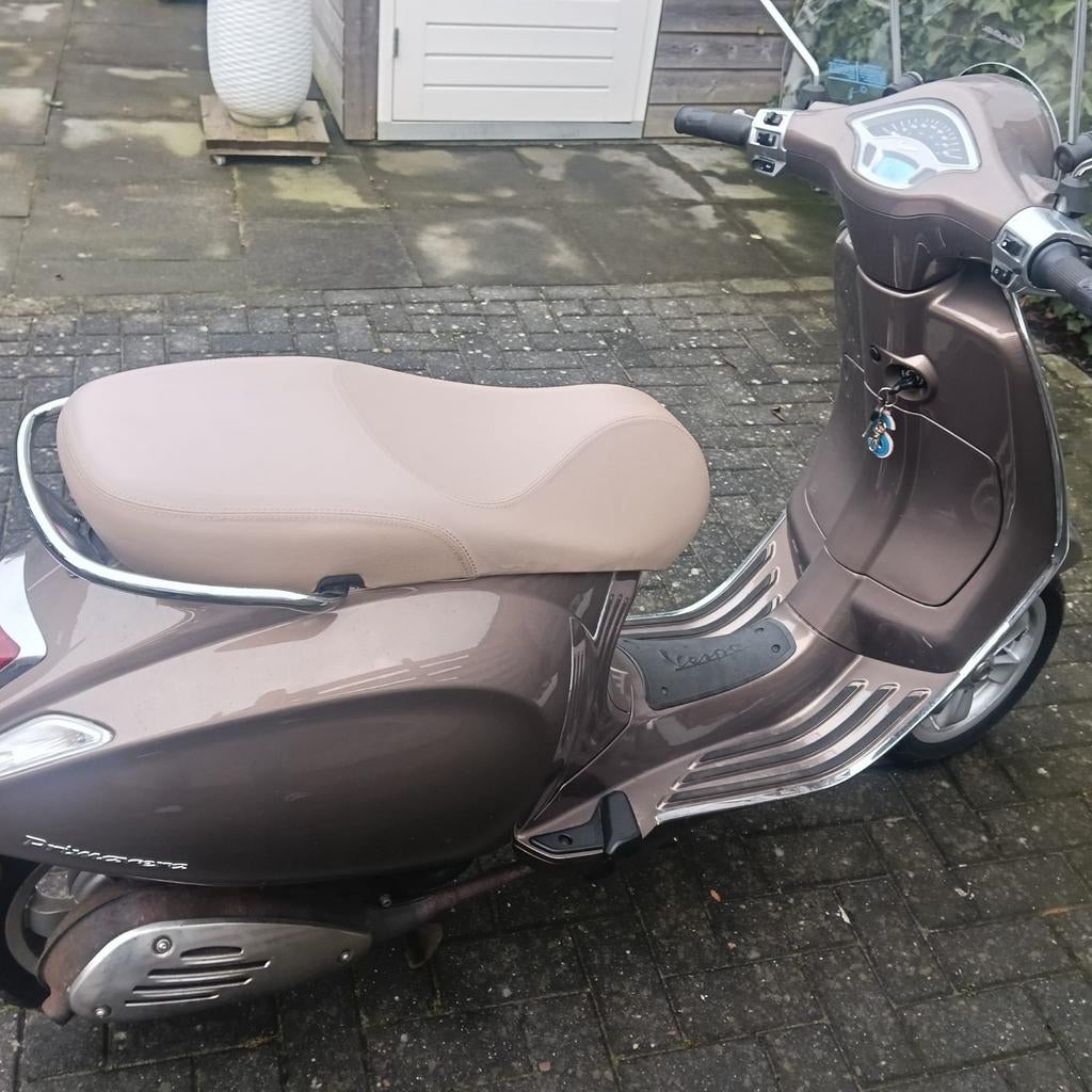 Vespa Primavera, bruin, 4000 km, Ophalen of Verzenden