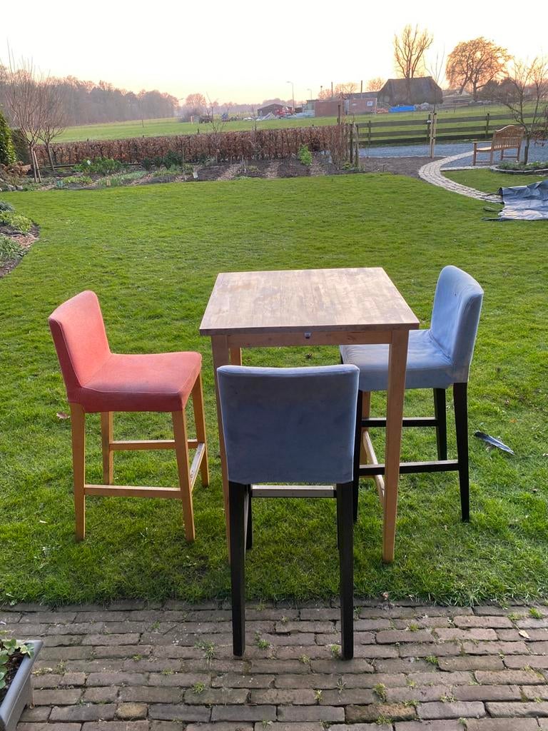 Hoge tafel met drie barkrukken, Ophalen of Verzenden, Gebruikt