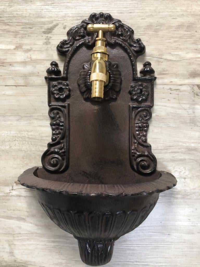 Wandfontein van gietijzer met messing kraan, Verzenden, Nieuw, Gietijzer, Fontein