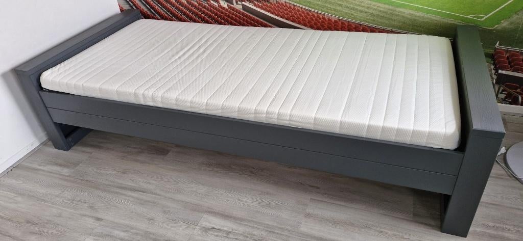 Woood bed + matras, Ophalen, 85 tot 100 cm, Zo goed als nieuw, Matras