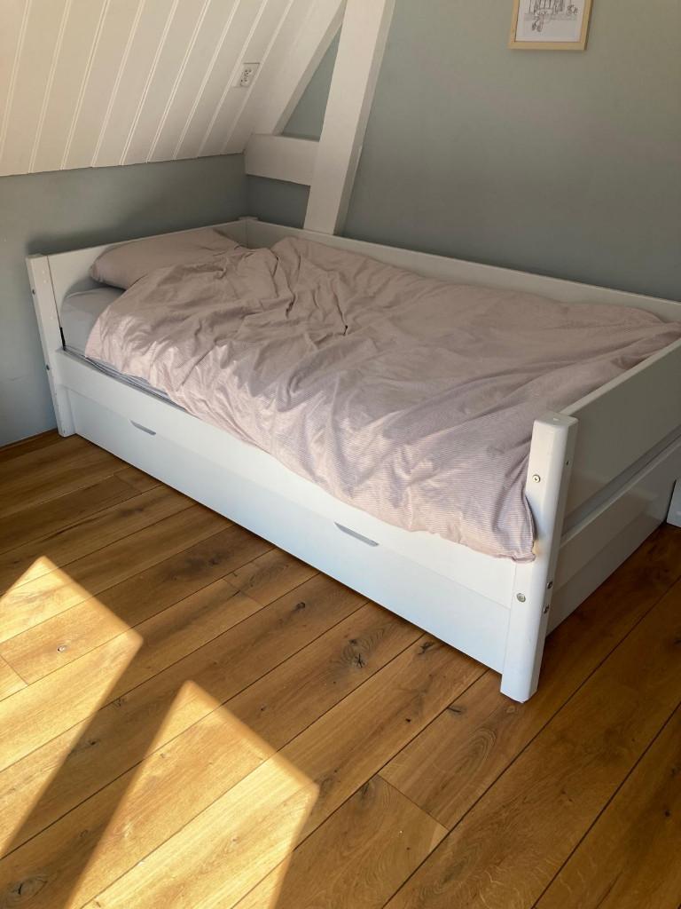 Flexa eenpersoonsbed met uittrekbed, 90x200 cm, wit/eiken, Kinderen en Baby's, Ophalen, 85 tot 100 cm, Gebruikt, Hoogslaper of Stapelbed