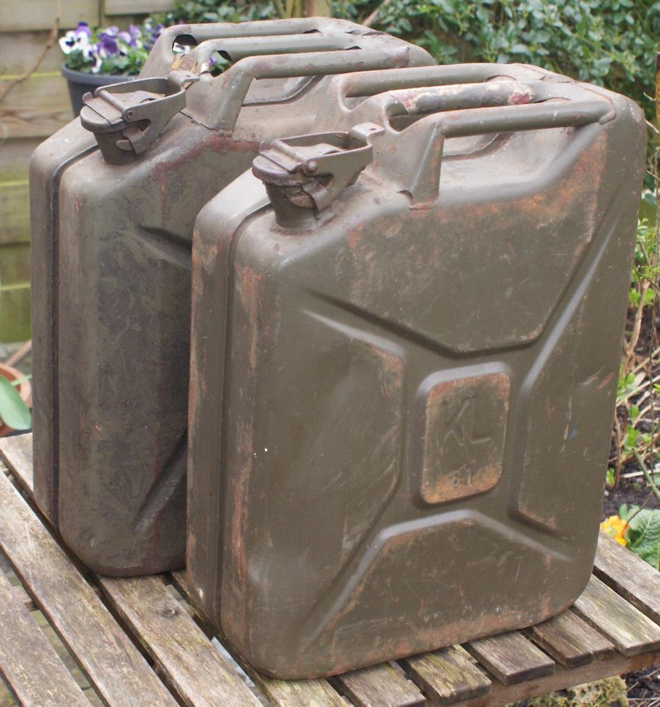 jerrycans, Ophalen