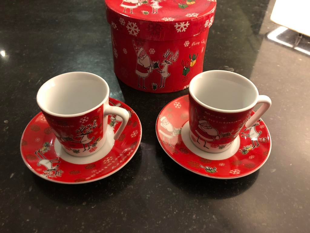 2 espresso kopjes, schoteltjes met kerstman; nieuw in doos, Ophalen of Verzenden, Nieuw, Porselein, Kop en/of schotel