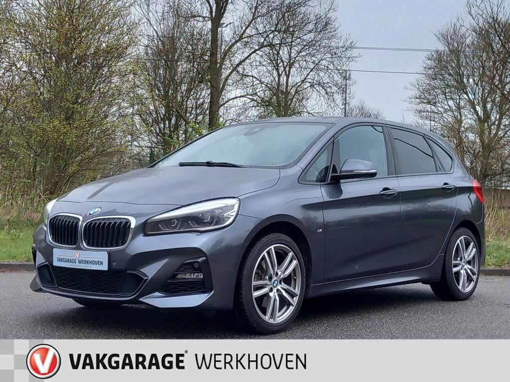 BMW 2-serie Active Tourer 220i High Executive M-Sport | Pano, Auto's, 1998 cc, Gebruikt, Zwart, Alcantara