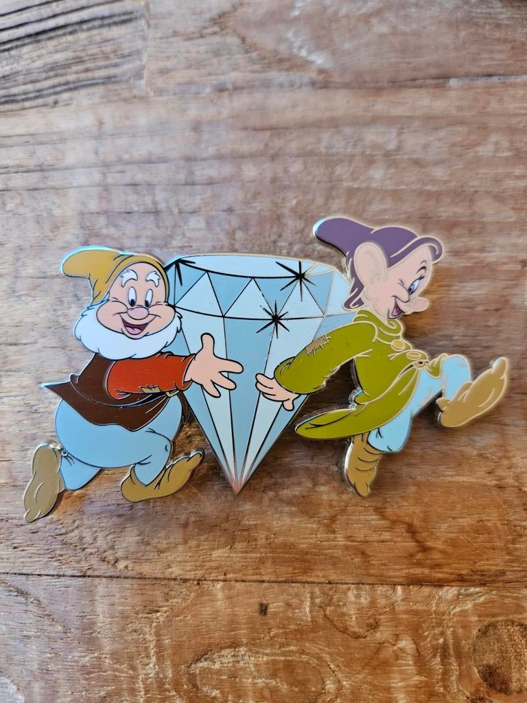 Disney Pin Sneeuwwitje Dopey en Grumpy met diamant, Verzamelen, Ophalen of Verzenden, Sneeuwwitje of Doornroosje, Zo goed als nieuw