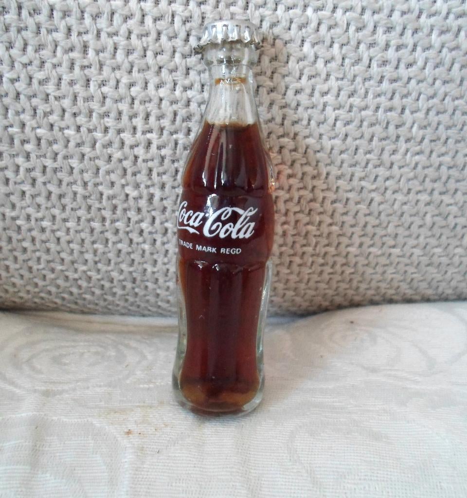 Mini Flesje coca cola met inhoud., Ophalen of Verzenden, Zo goed als nieuw, Gebruiksvoorwerp