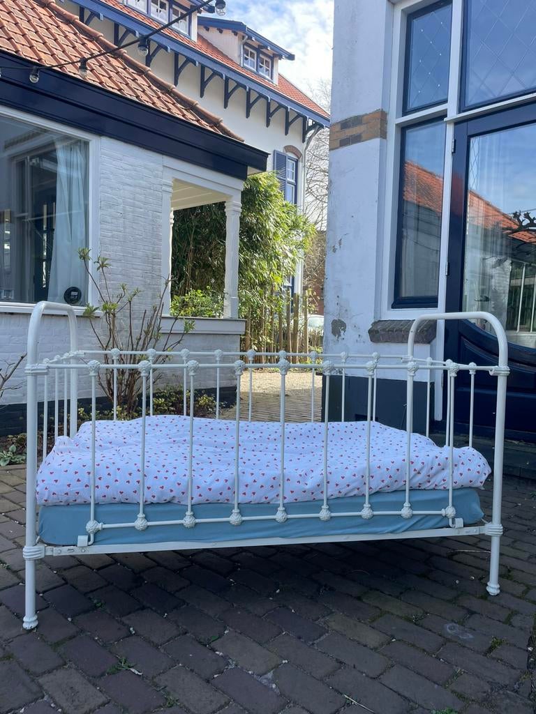 Fantastisch brocante peuterbed, Ophalen