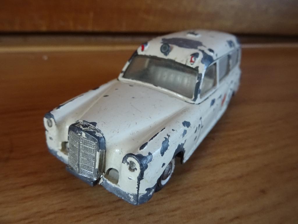 Tekno Denmark Mercedes Benz 220S Ambulance, Ophalen of Verzenden, Gebruikt, Auto