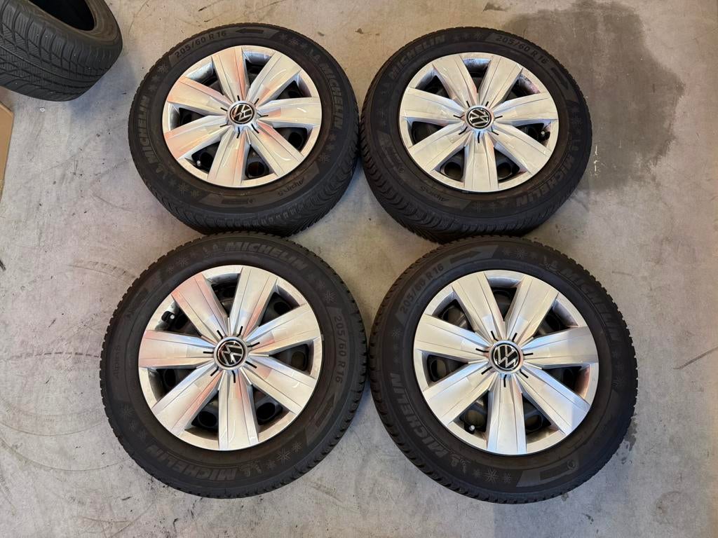 Setje Michelin Alpine 5 Winterbanden 205/60 R16 VW T-Roc, Gebruikt, 16 inch, Banden en Velgen, Personenwagen