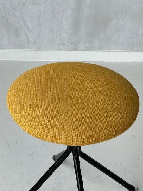 Vintage kruk geel retro krukje jaren 50 design stool 1950s, Gebruikt, Staal, Ophalen of Verzenden, Onbekend