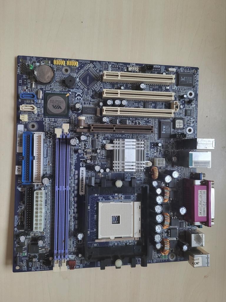 GIGABYTE GA-K8VM800MAE Moederbord, Computers en Software, Moederborden, Ophalen of Verzenden, Gebruikt, AMD, DDR3