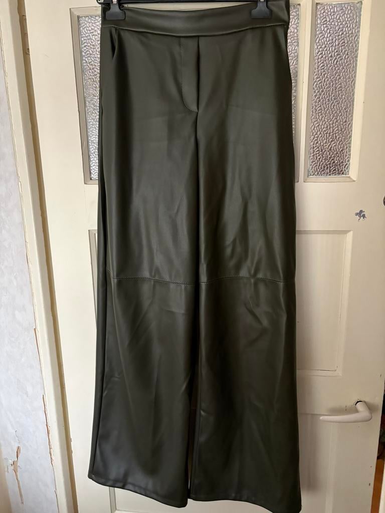 Mooie nieuwe lederlook broek one size, Ophalen of Verzenden, Nieuw, Groen, Lang