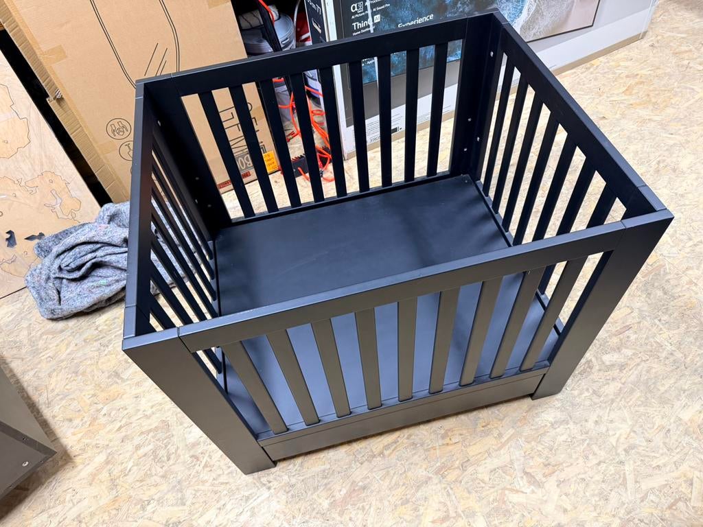 Kidsmill alaska zwarte box met lade in nette staat, Ophalen, In hoogte verstelbaar