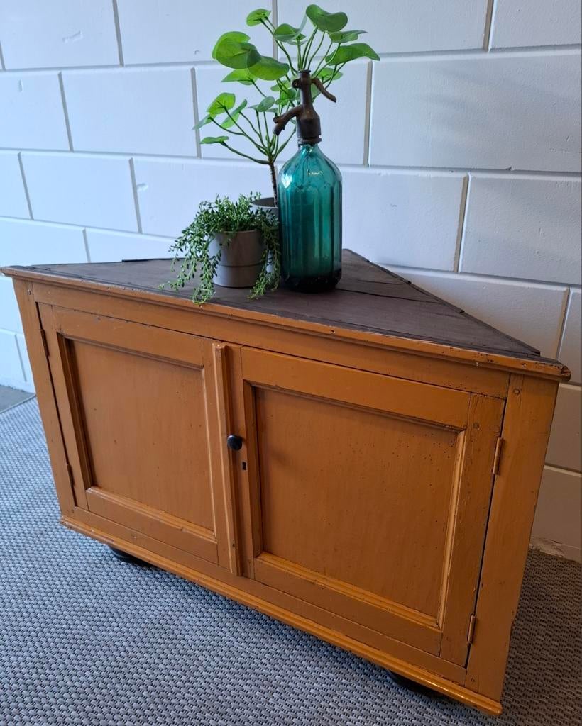 Vintage/Brocante houten hoekkast, Antieke oker gele kast, Ophalen