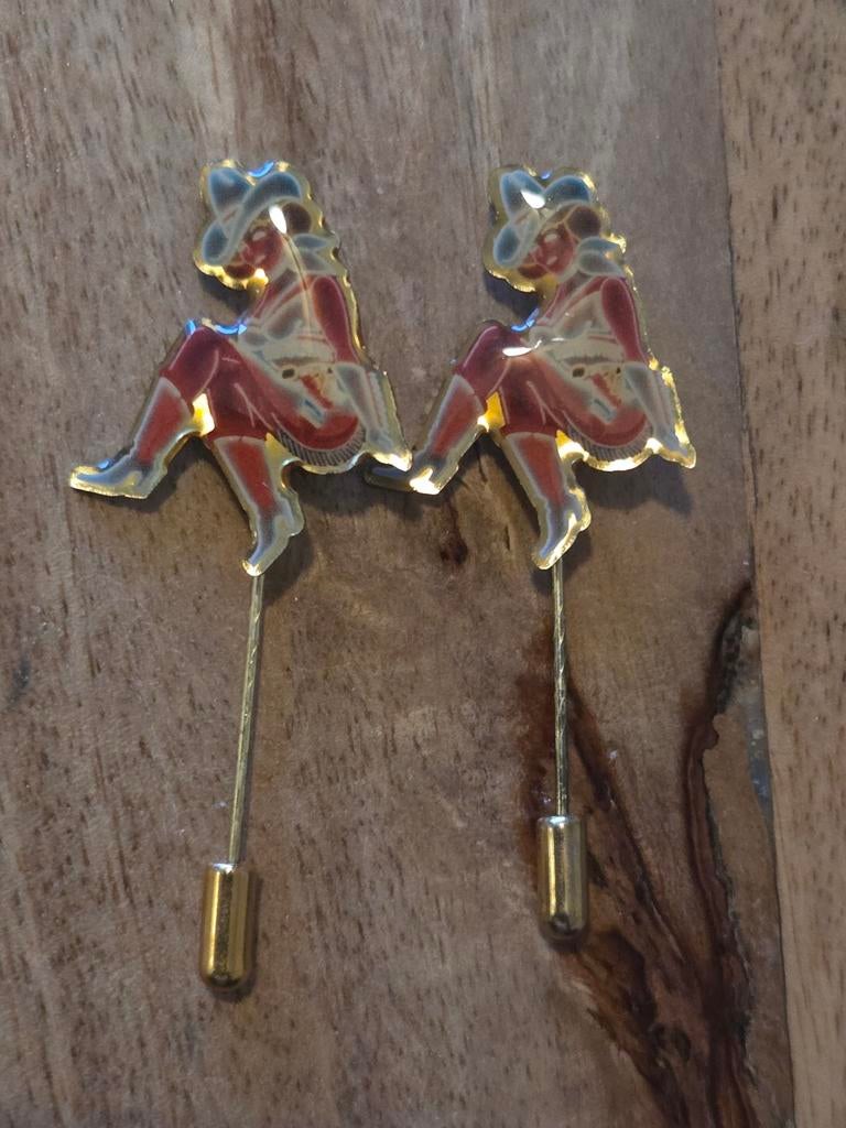 Reversspeldjes Cowgirl pin up 2 stuks, Ophalen of Verzenden, Zo goed als nieuw, 4 tot 7 cm, Overige materialen