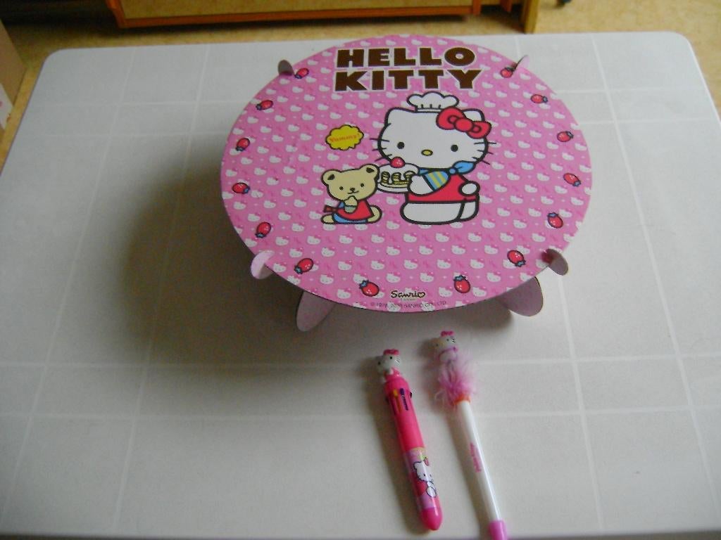 roze cupcake standdaard en hello kitty pen met licht, Ophalen of Verzenden, Zo goed als nieuw, Cupcakes, Serveervorm