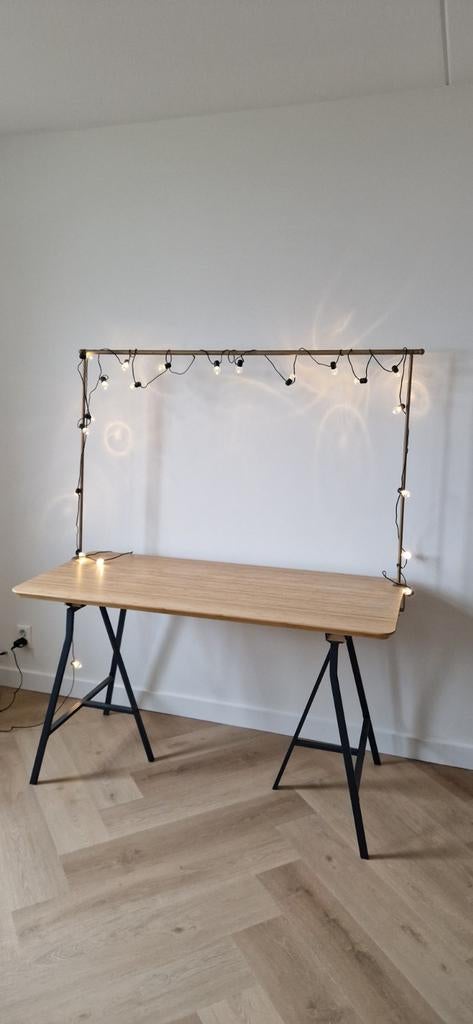 Bureau met sfeervolle lichtjes - 140x65x73cm, Huis en Inrichting, Bureaus, Ophalen, Gebruikt