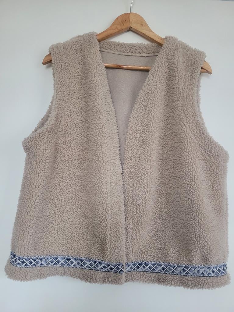 Miss E Teddy Gilet - Beige met mooi geborduurd randje M, Kleding | Dames, Bodywarmers, Maat 38/40 (M), Beige, Ophalen of Verzenden