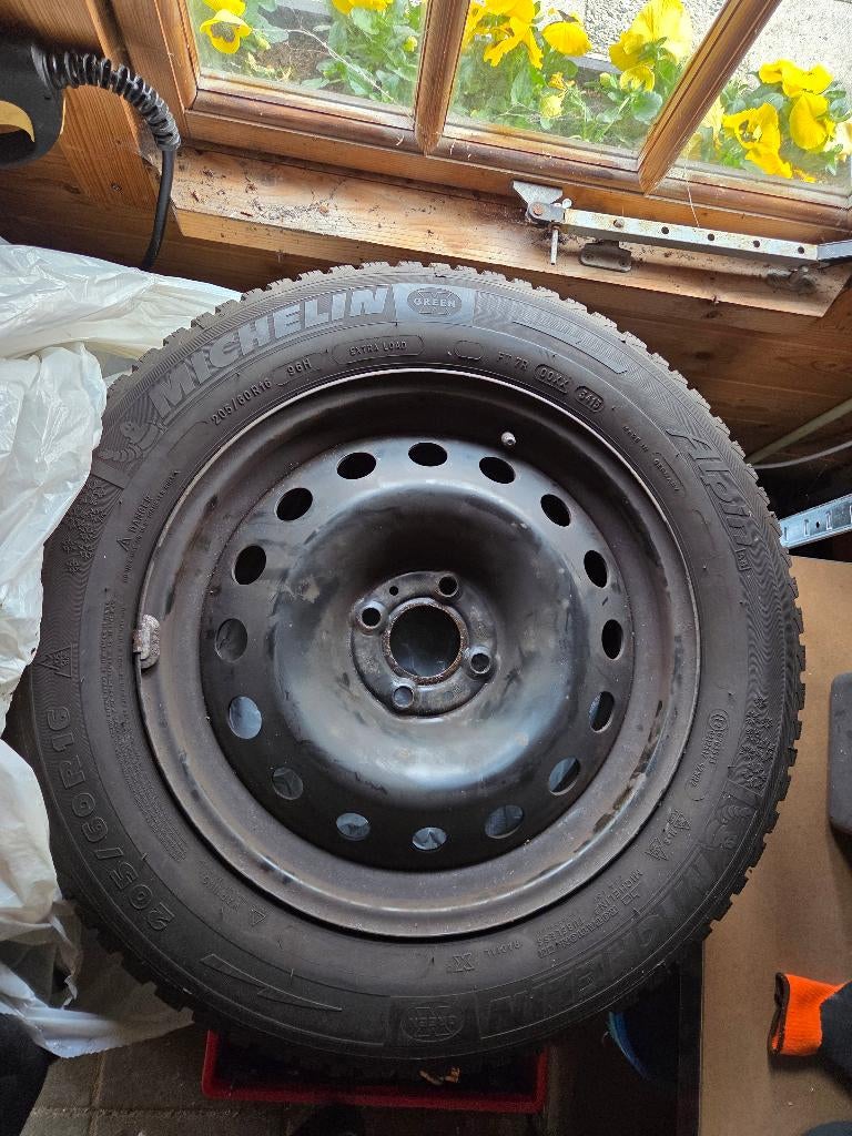 Winterbanden Michelin 205 60 R16 96H met stalen velgen, Ophalen, Gebruikt, 16 inch, Banden en Velgen