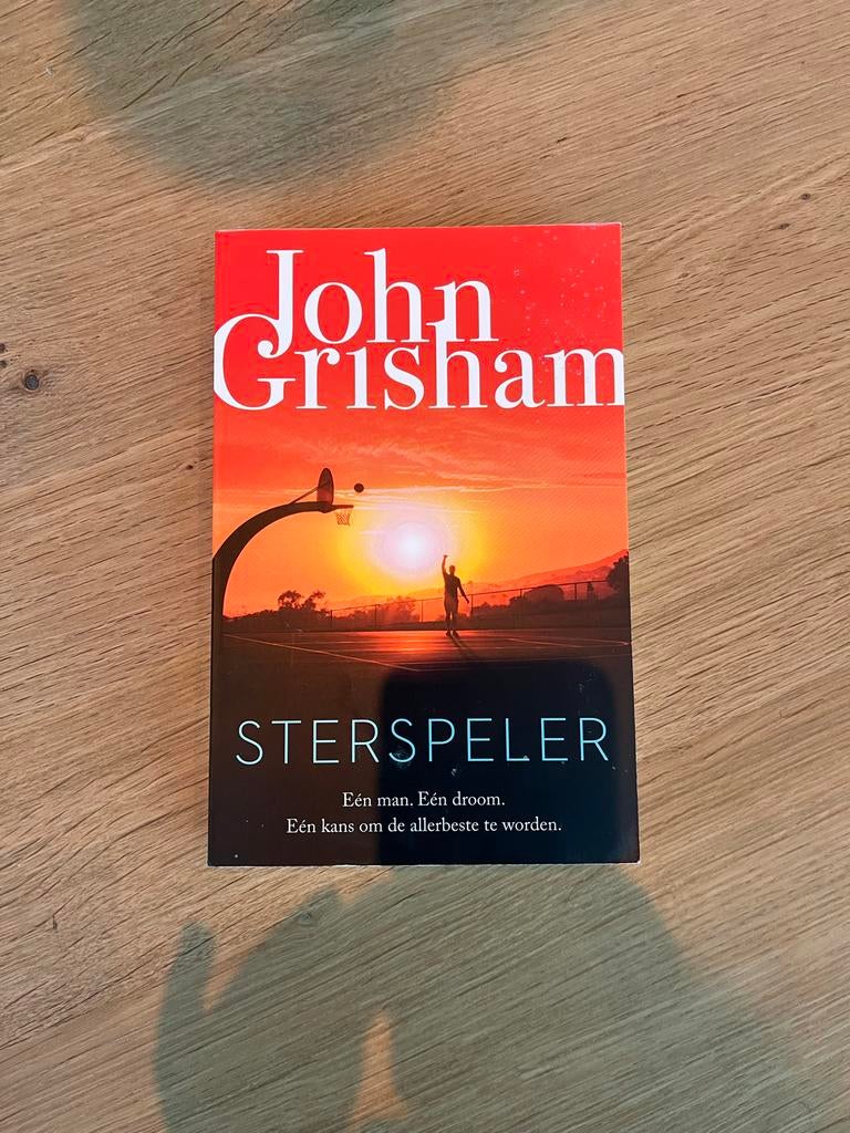 John Grisham - Sterspeler (zeer goede staat), Boeken, Ophalen of Verzenden, Zo goed als nieuw