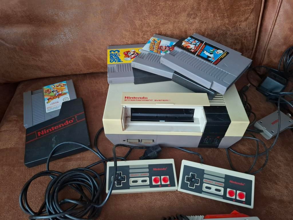 Nintendo NES met spellen en accessoires, Ophalen of Verzenden, Gebruikt, Met 2 controllers