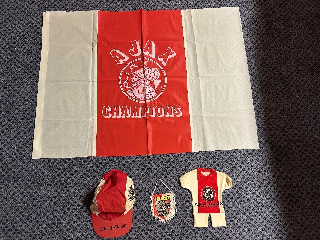 Ajax vlag, pet, mini-shirt en vaantje jaren 80, Verzamelen, Ophalen of Verzenden, Gebruikt, Ajax, Overige typen