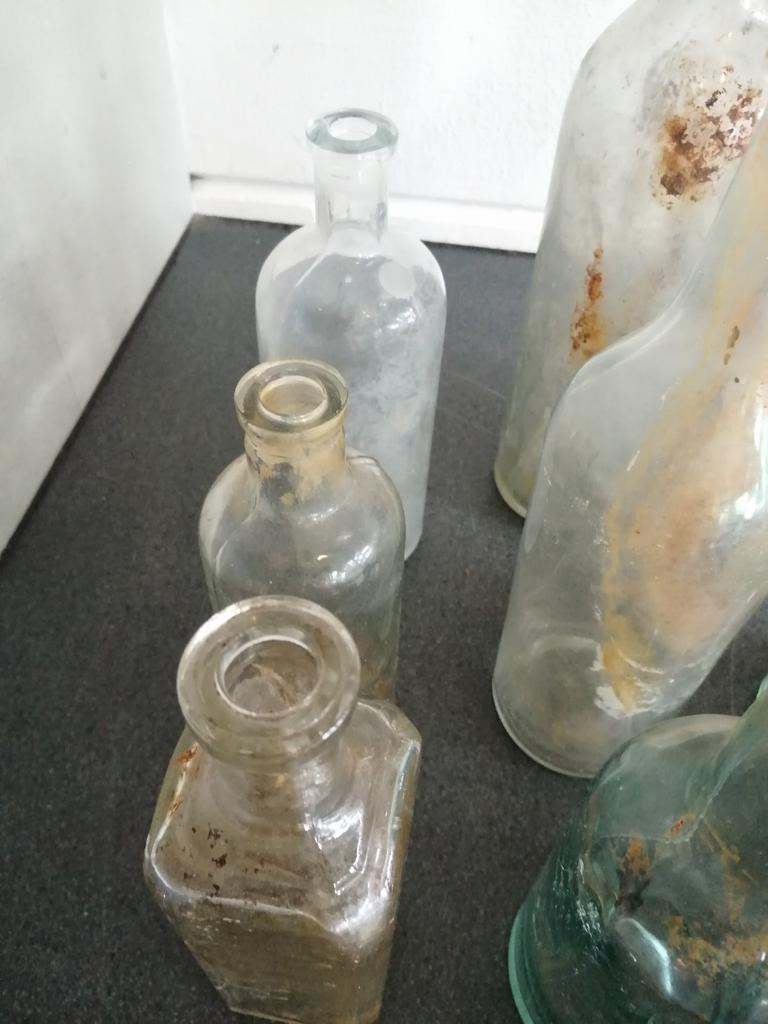 Verzameling oude flesjes 18 stuks in vintage staat verkerend, Antiek en Kunst, Ophalen of Verzenden
