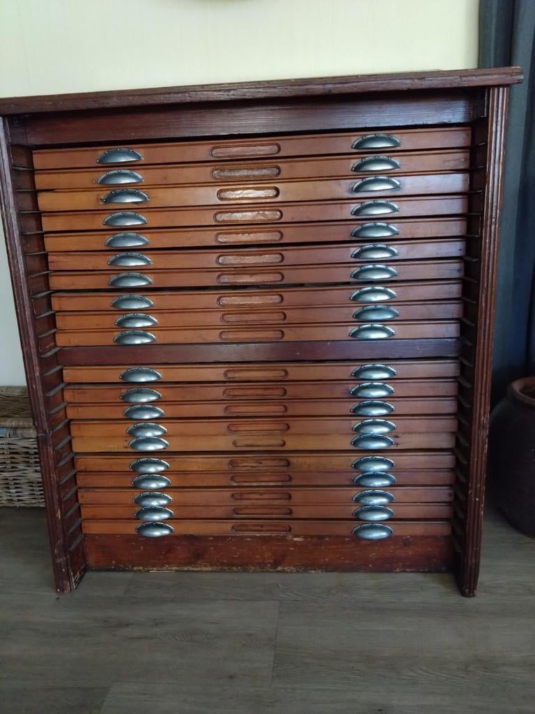 Prachtige antieke letterbakkast, Ophalen, Zo goed als nieuw, Hout, Cd's