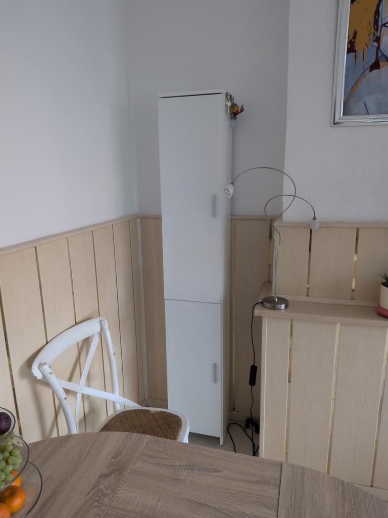 Wit kastje, lang en smal, Ophalen