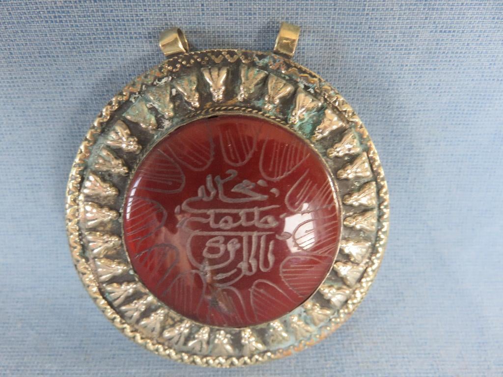 Oude hanger met Arabisch schrift in glas / steen - 20e eeuw, Ophalen of Verzenden