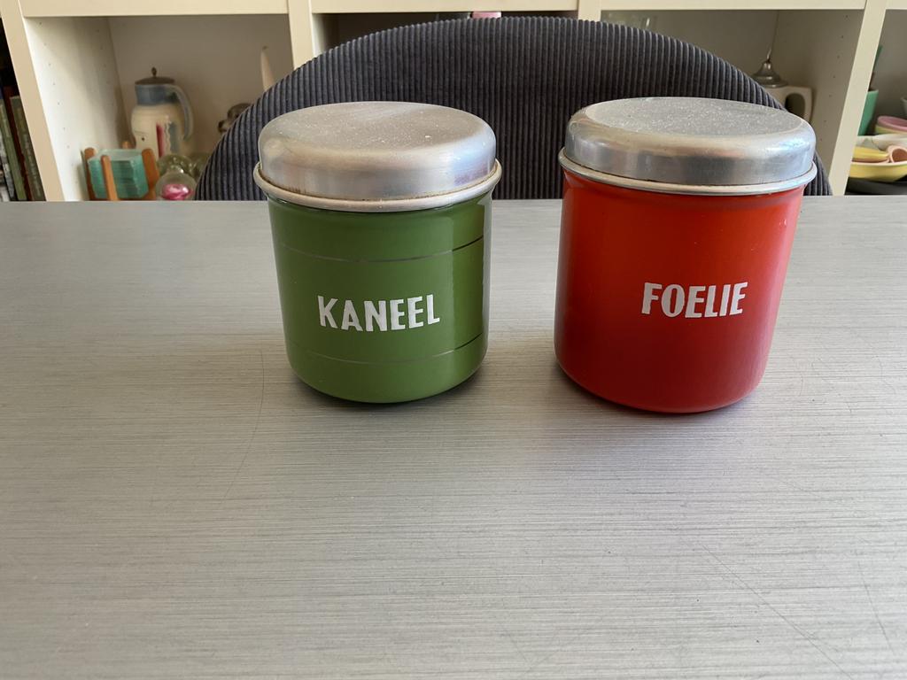2x emaille voorraadbusje Kaneel & Foelie ; H 9,5 cm, Antiek en Kunst, Antiek | Emaille, Ophalen of Verzenden