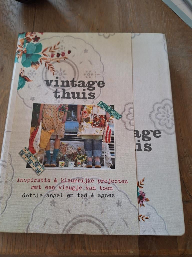 Vintage Thuis: Inspiratie & Kleurrijke Projecten, Ophalen of Verzenden, Zo goed als nieuw, Scrapbooking en Knutselen, Dottie Angel en Ted & Agnes