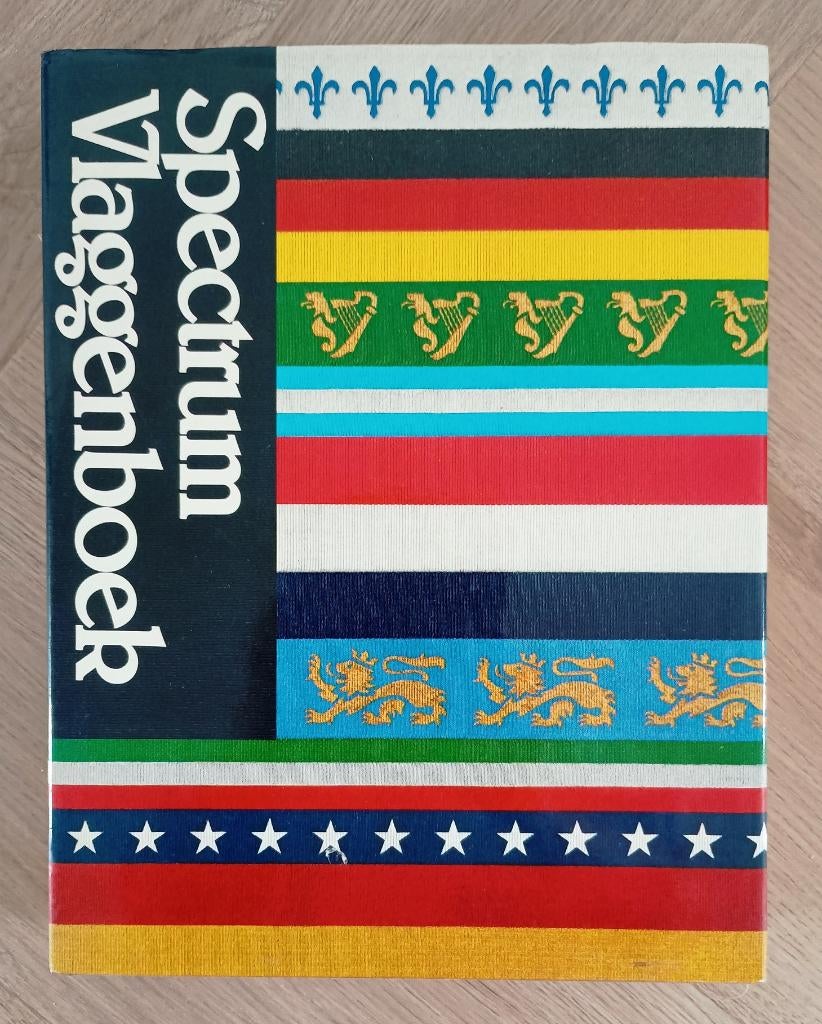 Spectrum Vlaggenboek - Whitney Smith., Ophalen of Verzenden, Zo goed als nieuw, Dr. Whitney Smith, Overige gebieden