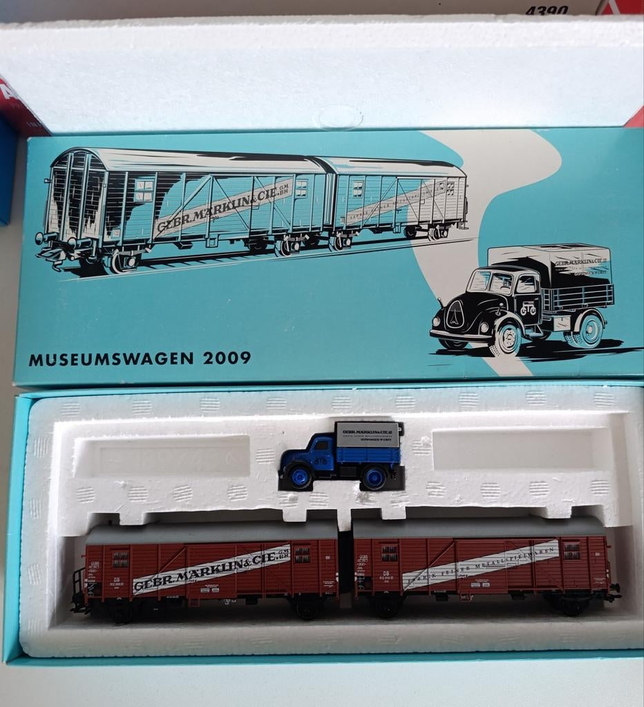 Märklin Museumwagen 2009 - Set met 2 wagons en vrachtwagen, Wisselstroom, Wagon, Ophalen of Verzenden, Zo goed als nieuw