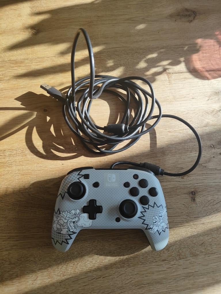 Nintendo Switch Controller - Bedraad met Bowser design, Ophalen of Verzenden, Zo goed als nieuw, Switch, Overige controllers