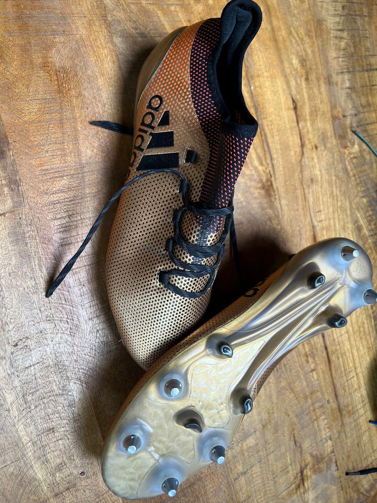 Diverse voetbalschoenen maat 44 - Gras en kunstgras, Ophalen of Verzenden, Zo goed als nieuw, Schoenen