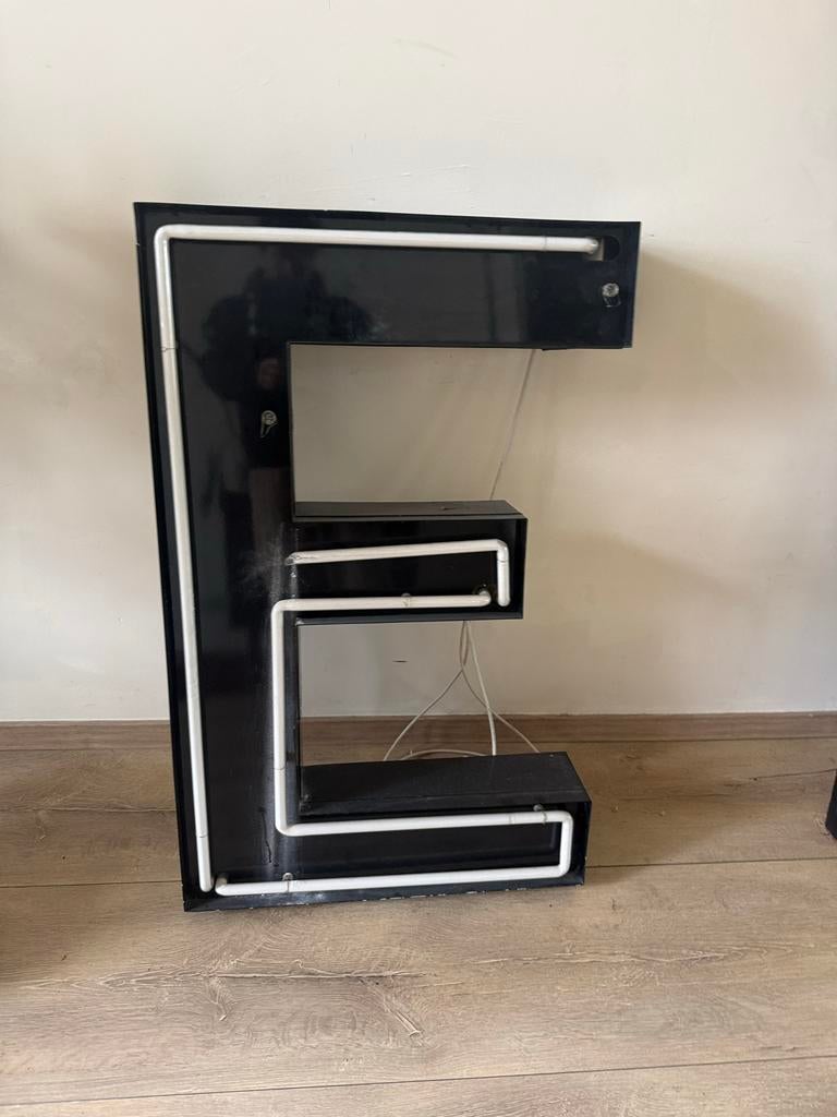 Neon letter E, metalen constructie, Ophalen