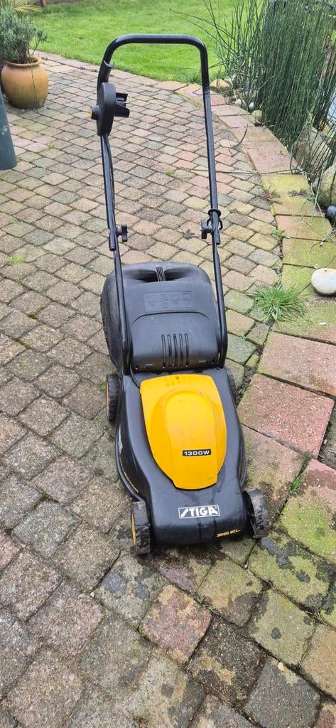 Elektrische grasmaaier Stiga 1300W - Zeer goede staat, Ophalen of Verzenden, Zo goed als nieuw, Elektrische grasmaaier, Stiga