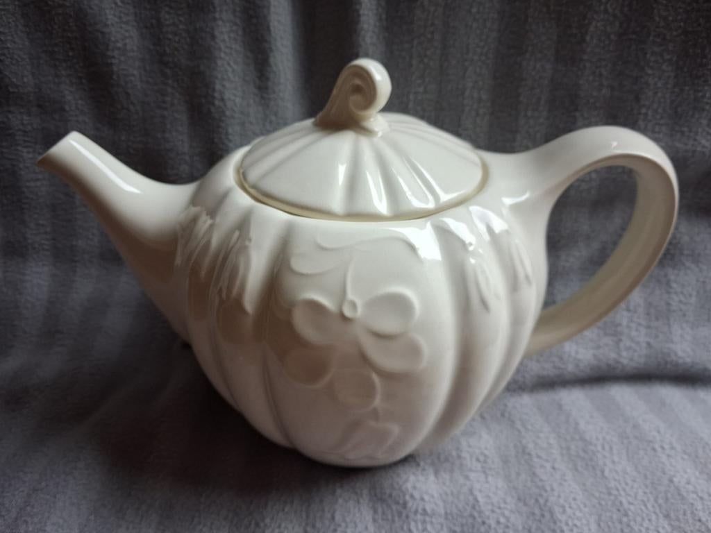 Theepot Petrus Regout, afbeelding bloemen WD-022, Ophalen of Verzenden