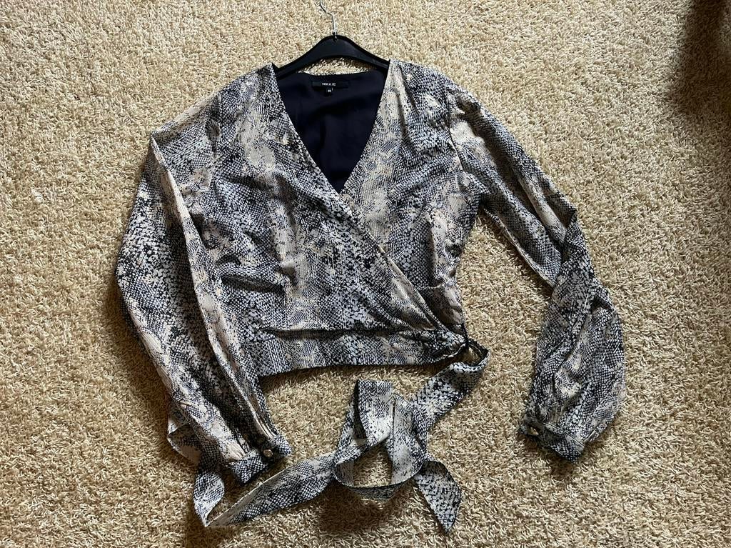 Nikkie overslag blouse/top beige/ zwart goud snake mt. 40, Ophalen of Verzenden, Zo goed als nieuw, Maat 38/40 (M), Beige