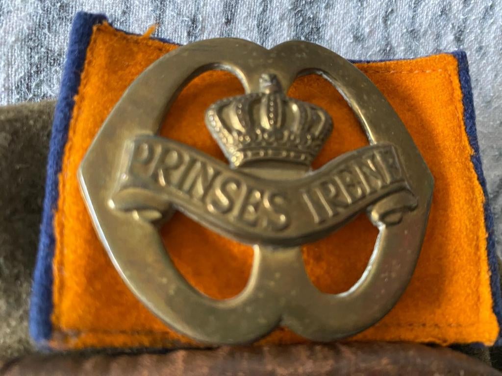 Baret met oud embleem Prinses Irene., Verzamelen, Ophalen of Verzenden, Landmacht, Nederland, Embleem of Badge