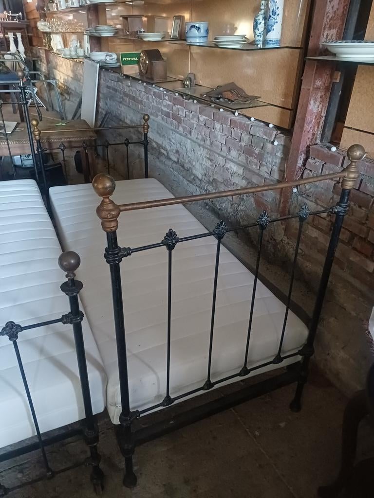 Smeedijzeren bed met nieuw matras, Huis en Inrichting, Slaapkamer | Bedden, Ophalen, Eenpersoons, Hout
