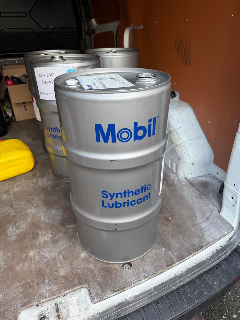5 lege Mobil oliedrums - 60 liter vaten 1x 208L vat, Ophalen, Gebruikt
