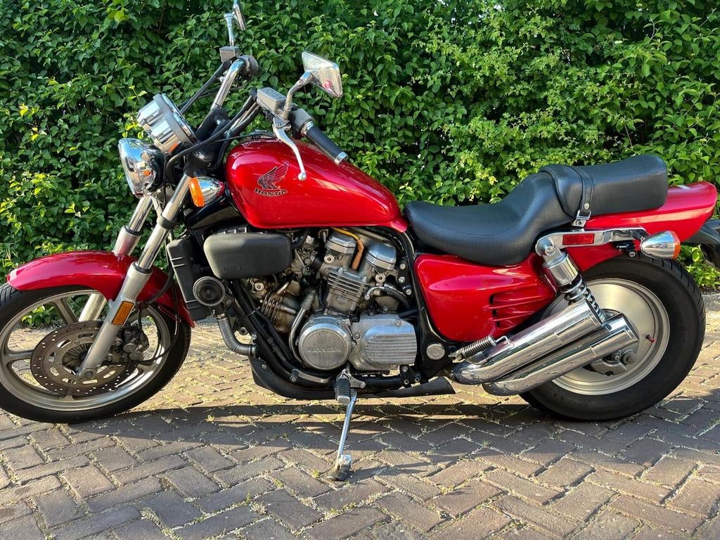 HONDA VF 700 C SUPERMAGNA (bj 1990)
