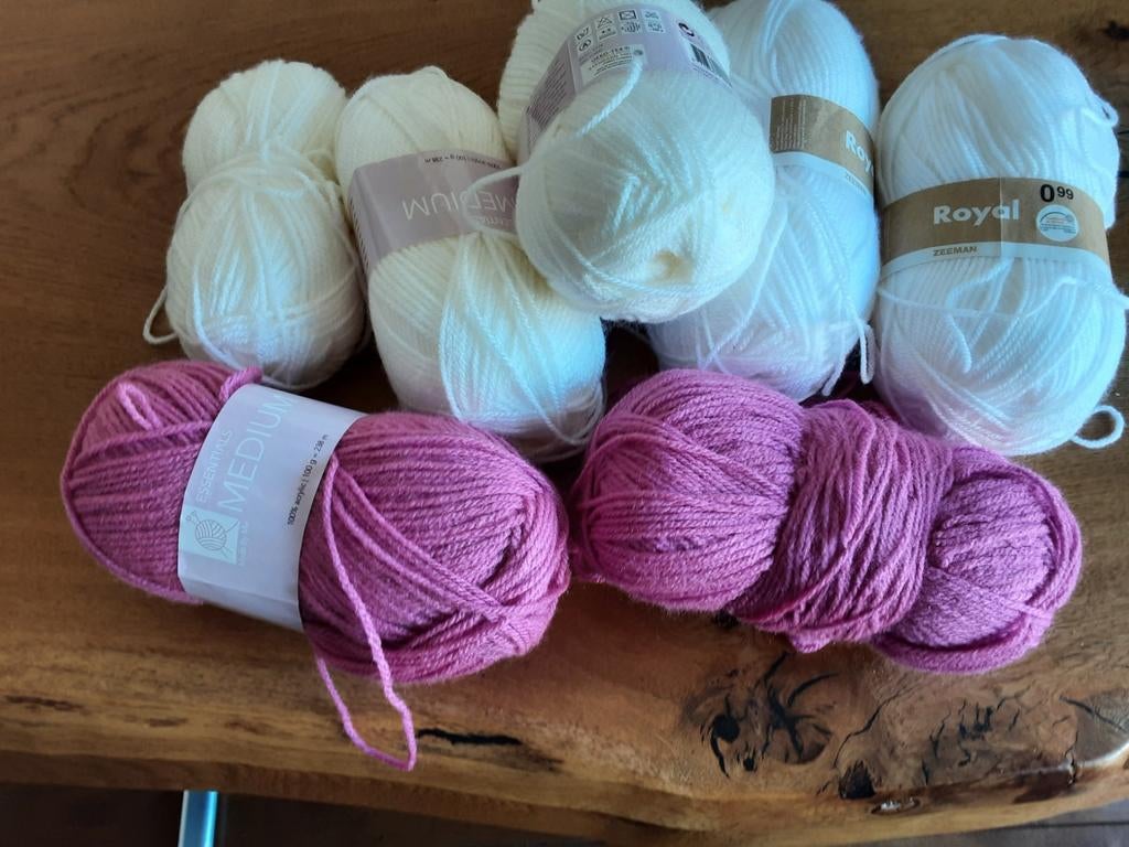 Bollen wit en roze garen, Hobby en Vrije tijd, Breien en Haken, Ophalen of Verzenden, Nieuw, Breien of Haken, Wol of Garen