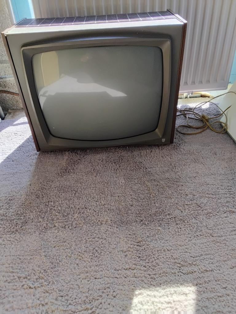 Oude tv met houten ombouw, Ophalen