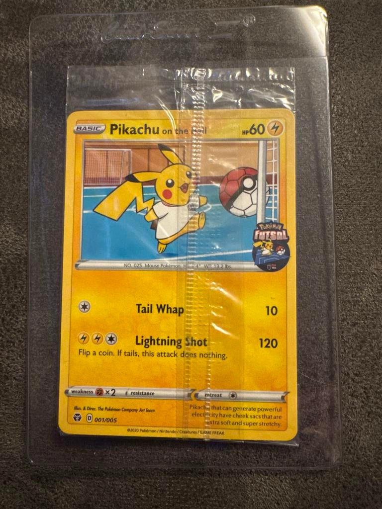 Pikachu on the Ball - Pokémon Futsal Promo Kaart, Ophalen of Verzenden, Zo goed als nieuw, Losse kaart