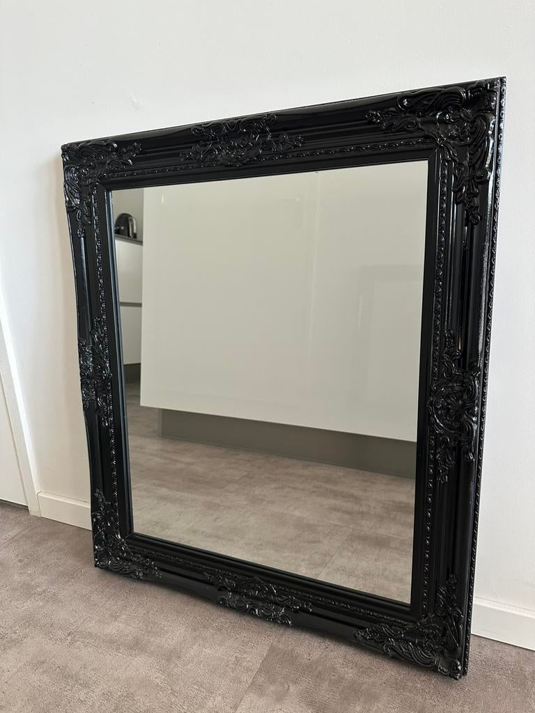 Mooie klassieke spiegel met sierlijke zwarte lijst., Ophalen, Zo goed als nieuw, Minder dan 100 cm, Rechthoekig