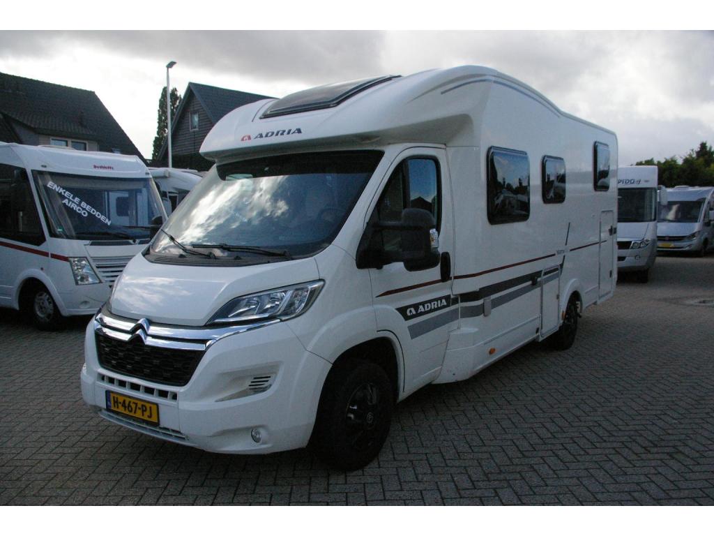 Adria Matrix M 670 SL Enkele bedden, Hefbed, XXL Garage., Caravans en Kamperen, Ringverwarming, Airbags, Adria, L-zit