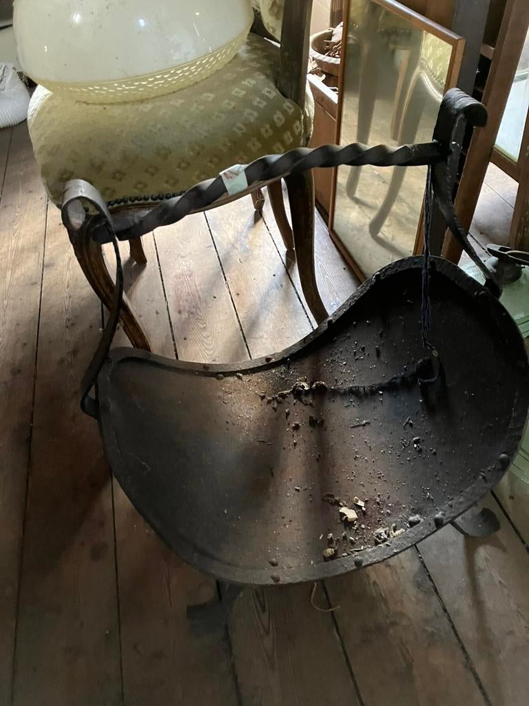 Oude metalen haardkorf houtmand krantenbak haardschaal, Ophalen